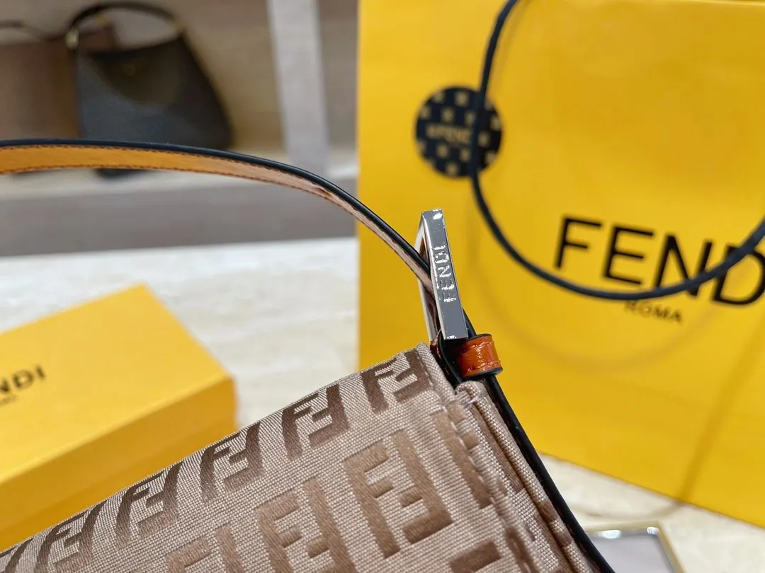 EN   Designer bags by Fendi 127