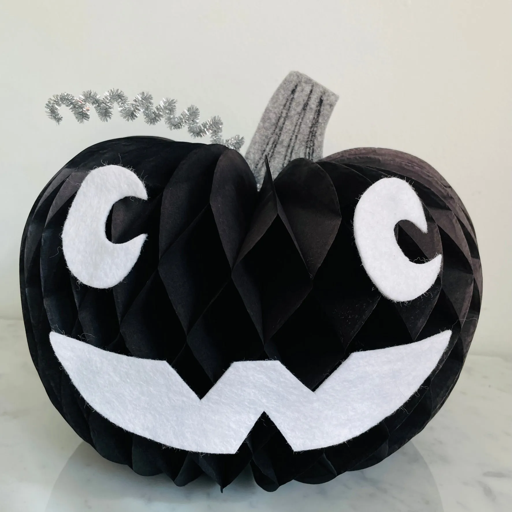 Honeycomb Jack-o-lantern Kit, 10" wide